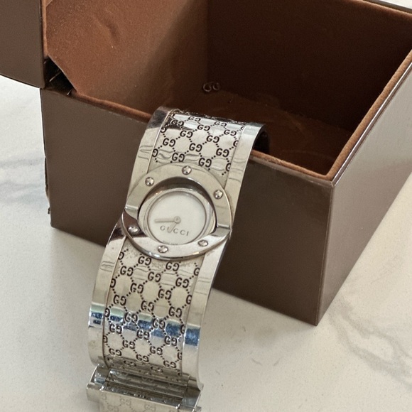 Gucci Silver Twirl Bangle Watch YA112413 - Picture 1 of 7